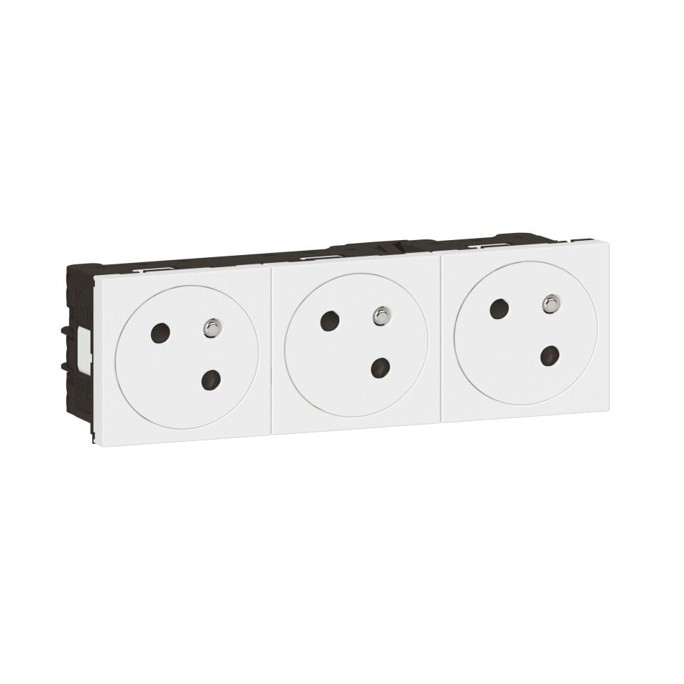 Legrand  Üçlü Düz Yüzey UPS Priz, 45°, Ç.k, Otomatik, 16A, 250V~, 6M, Beyaz LEG-278165L